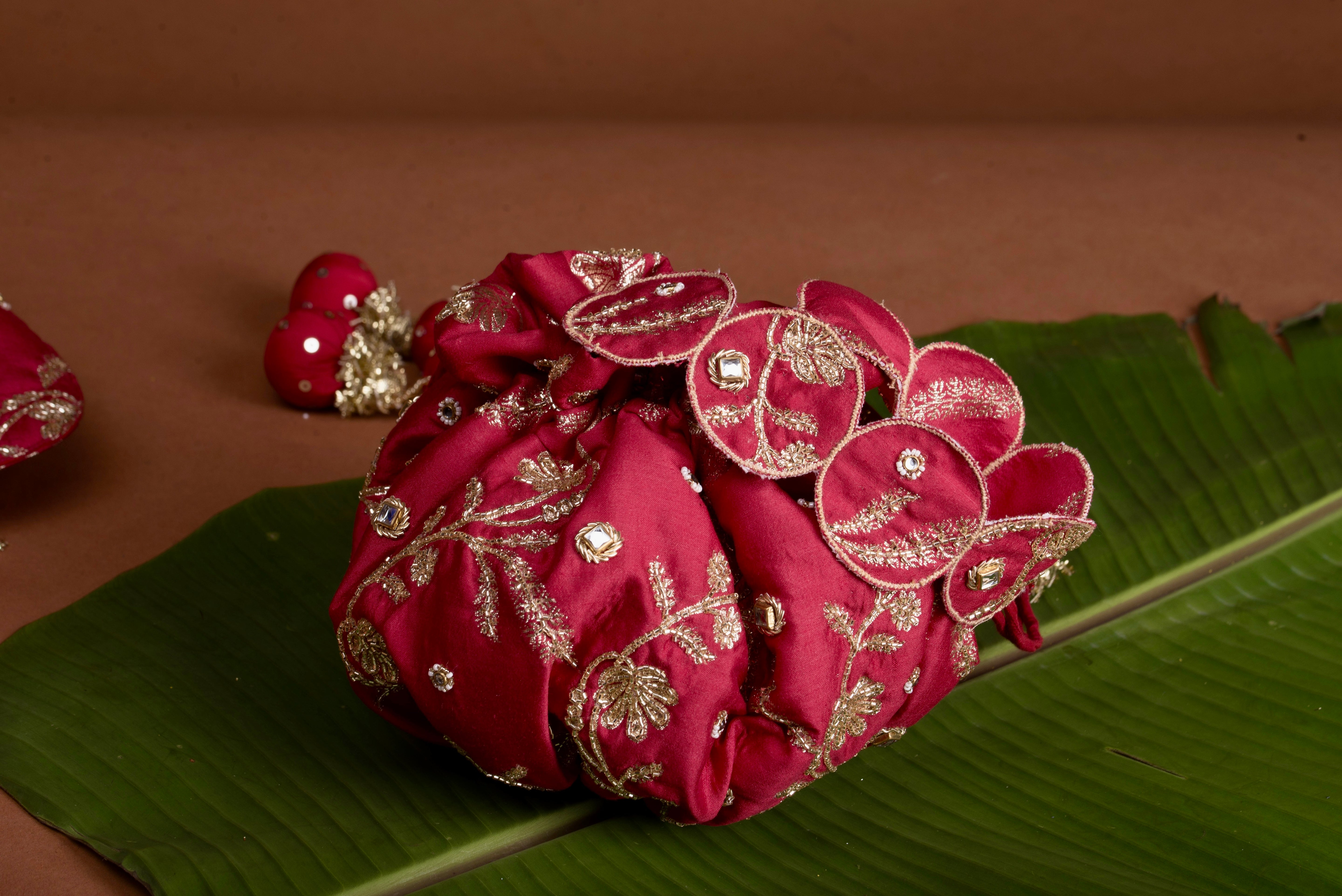 Red gol potli bag - Chanderi