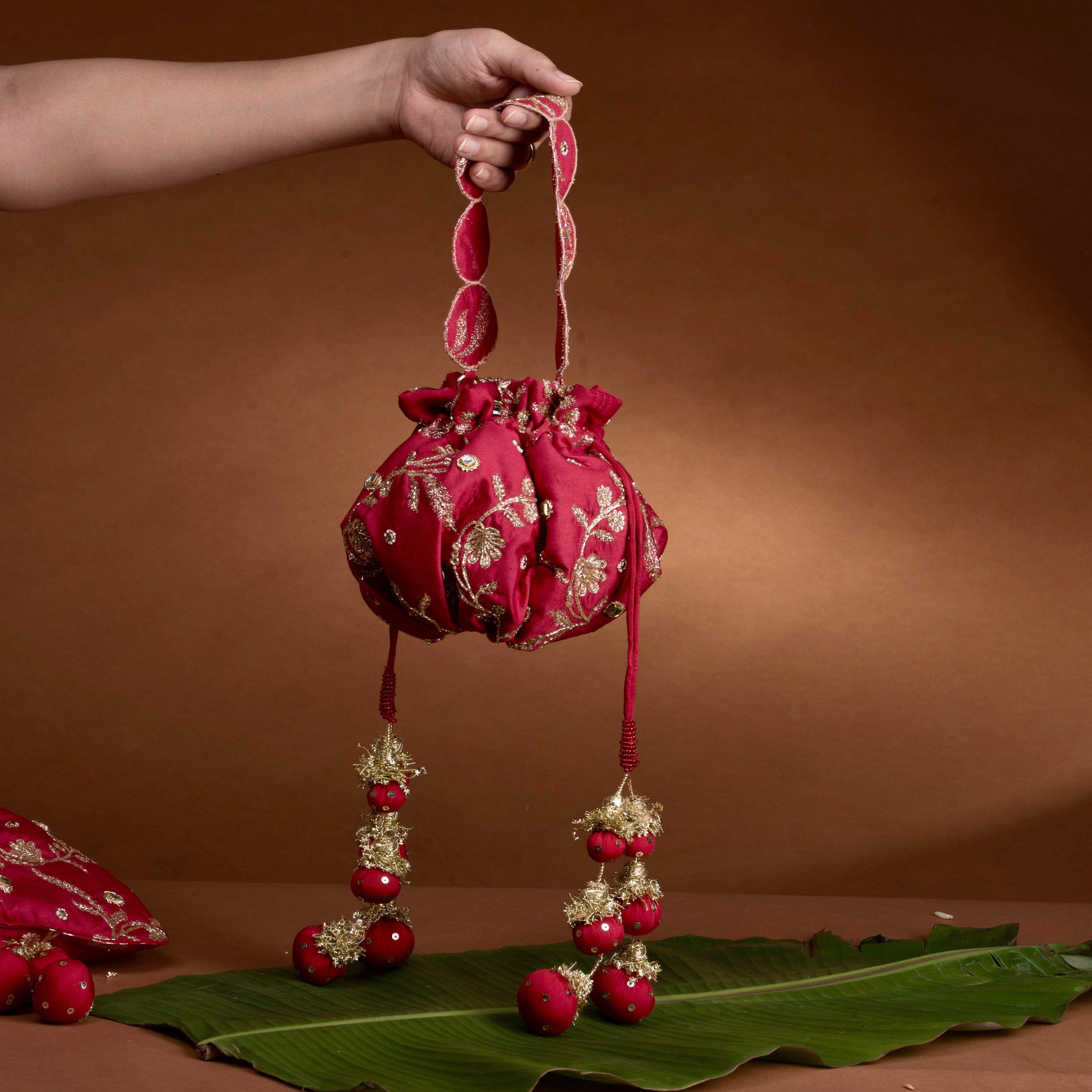 Red gol potli bag - Chanderi