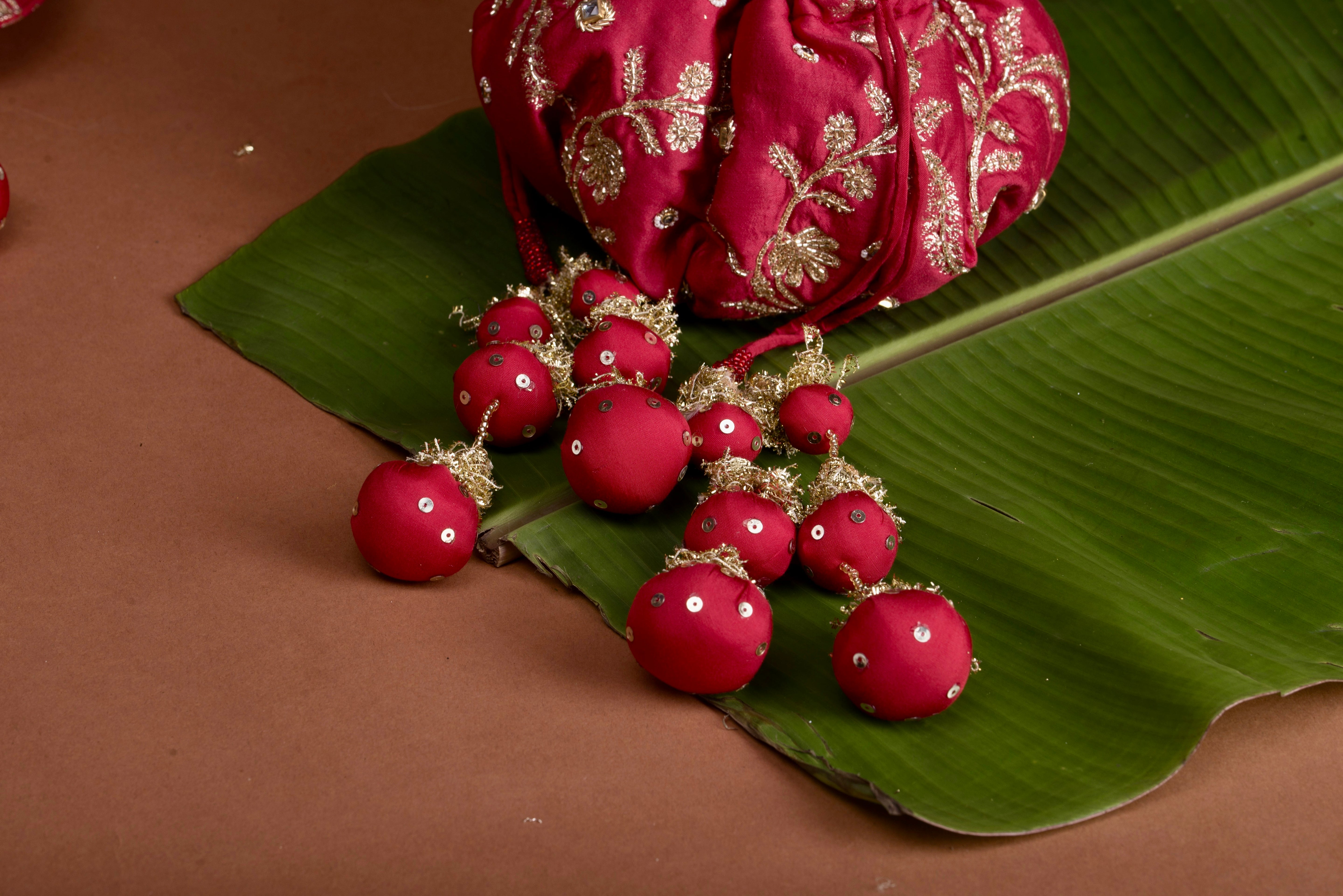 Red gol potli bag - Chanderi