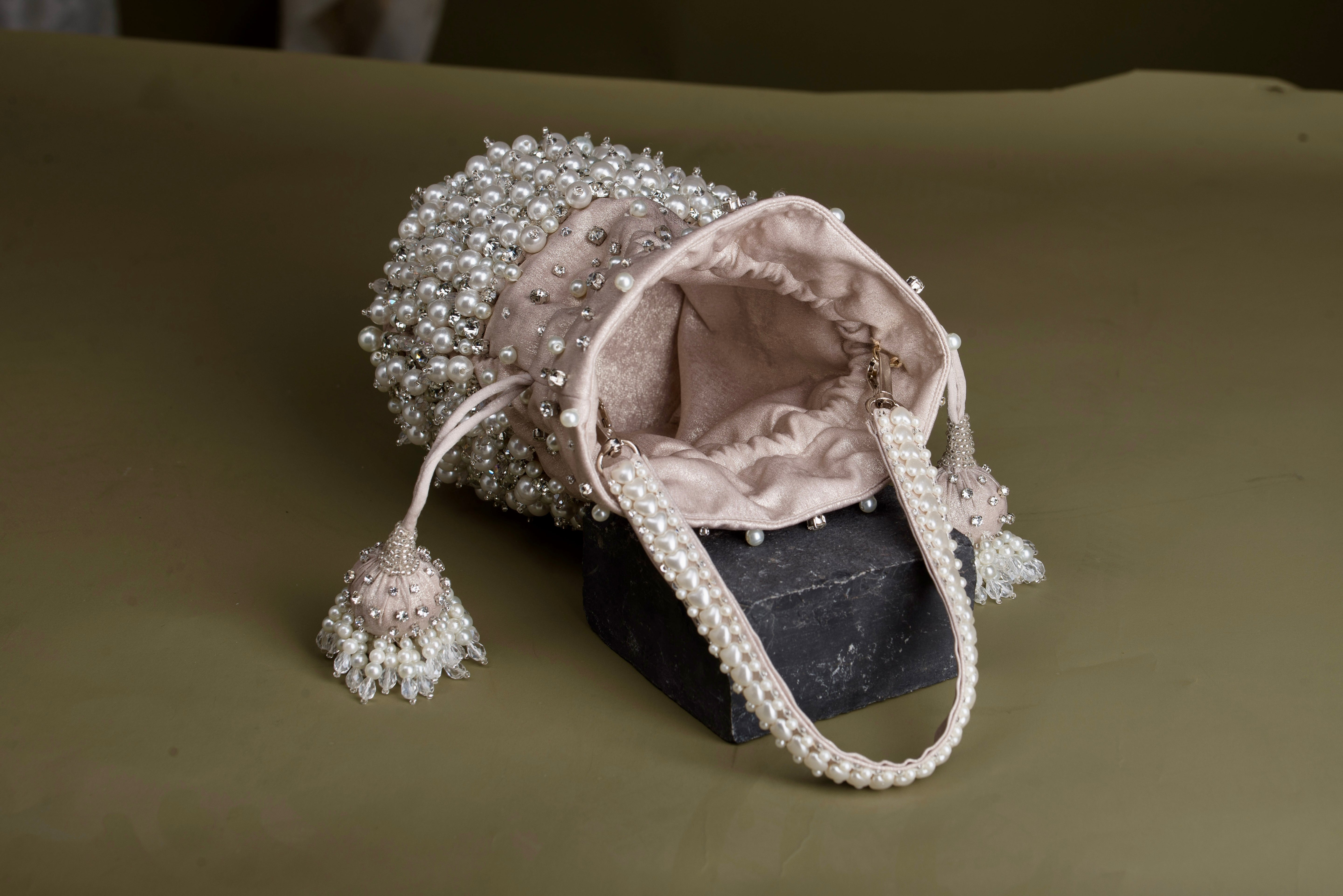 Bijoux pearl round bucket bag