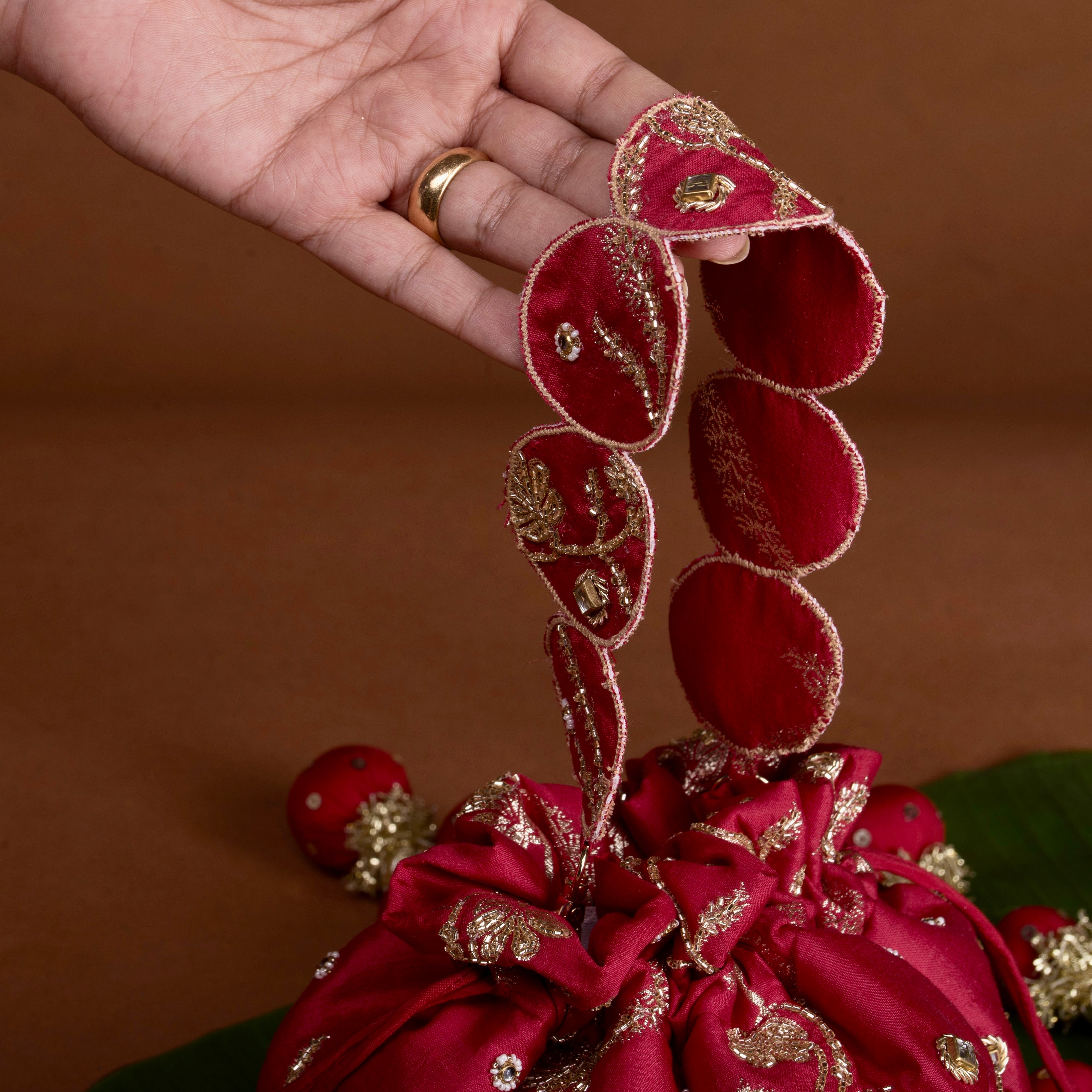Red gol potli bag - Chanderi