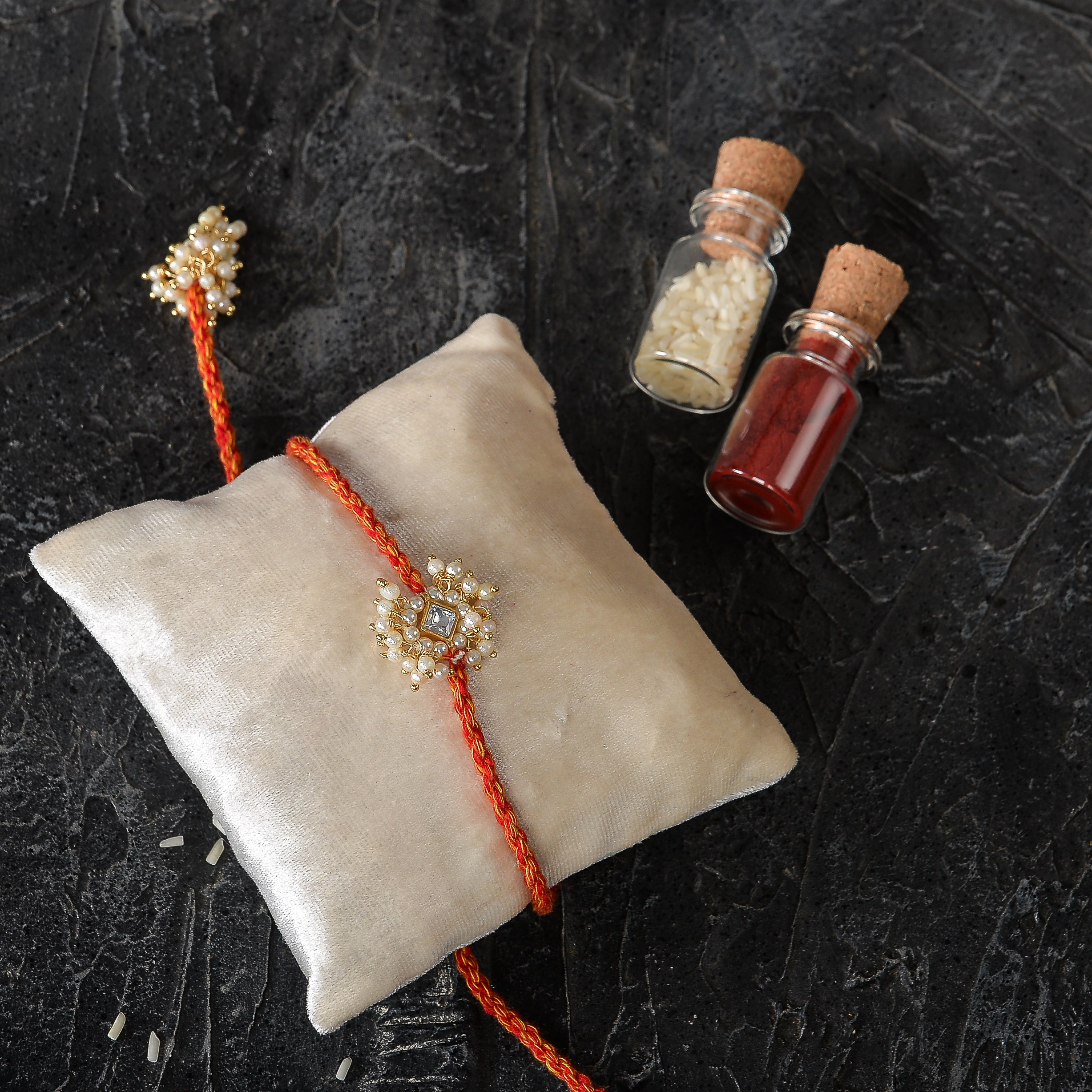 Manu Kundan Gold Plated Rakhi Lumba - Ozel