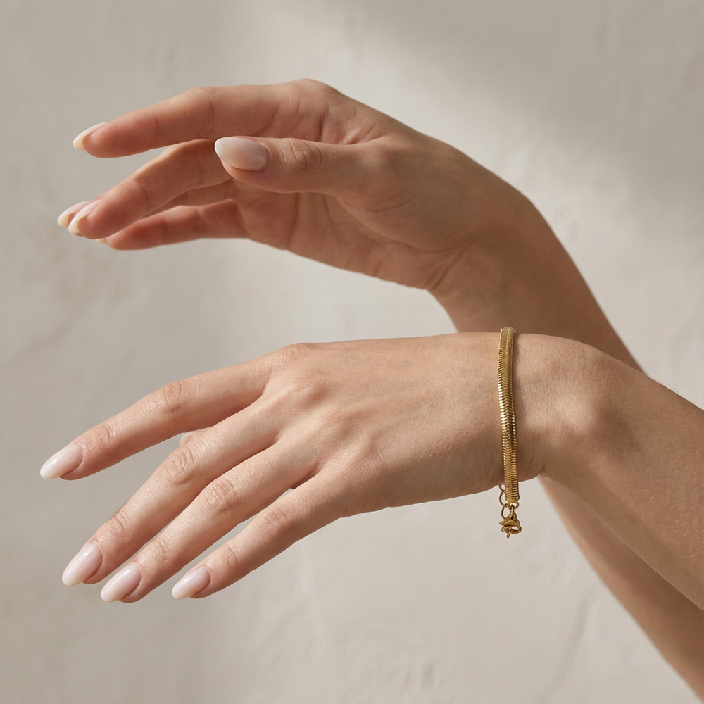 Minimal gold everyday bracelet – side view by Ozel