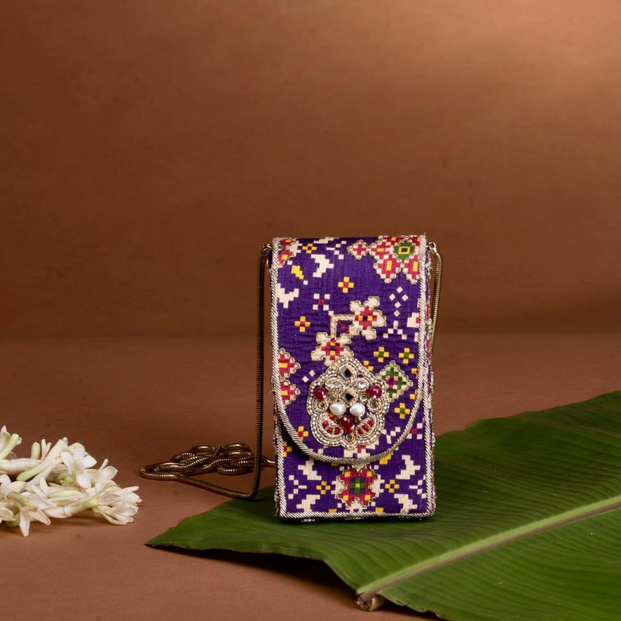 Özel Shubhra Rakhi Hamper for Bhabhi