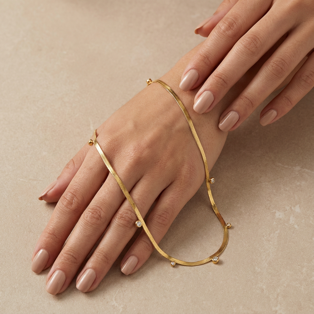 Drift necklace – full length chain view by Ozel
