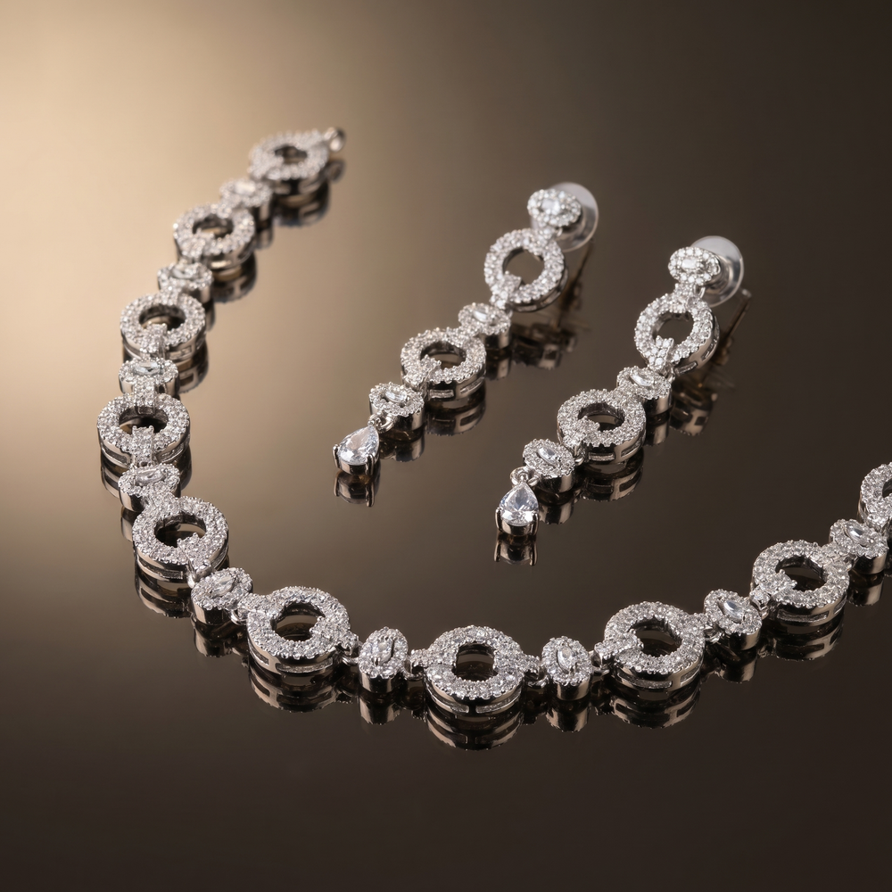 Aarohi diamond halo set – detail view by Ozel