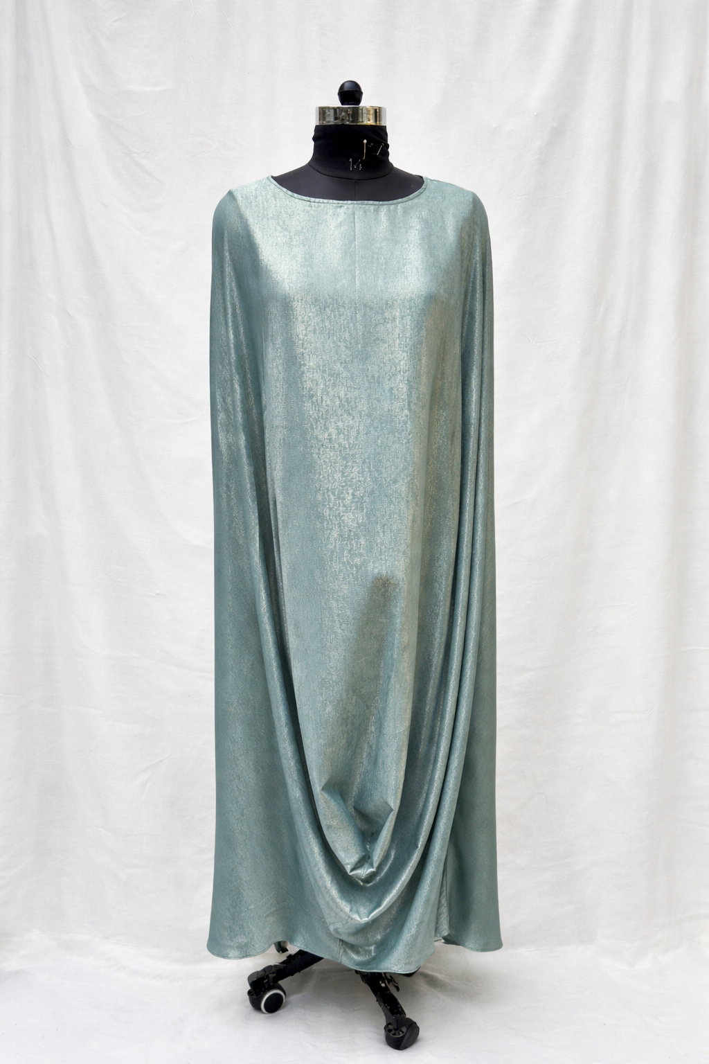 Zayna Kaftan in Shimmer sage green (Sale)