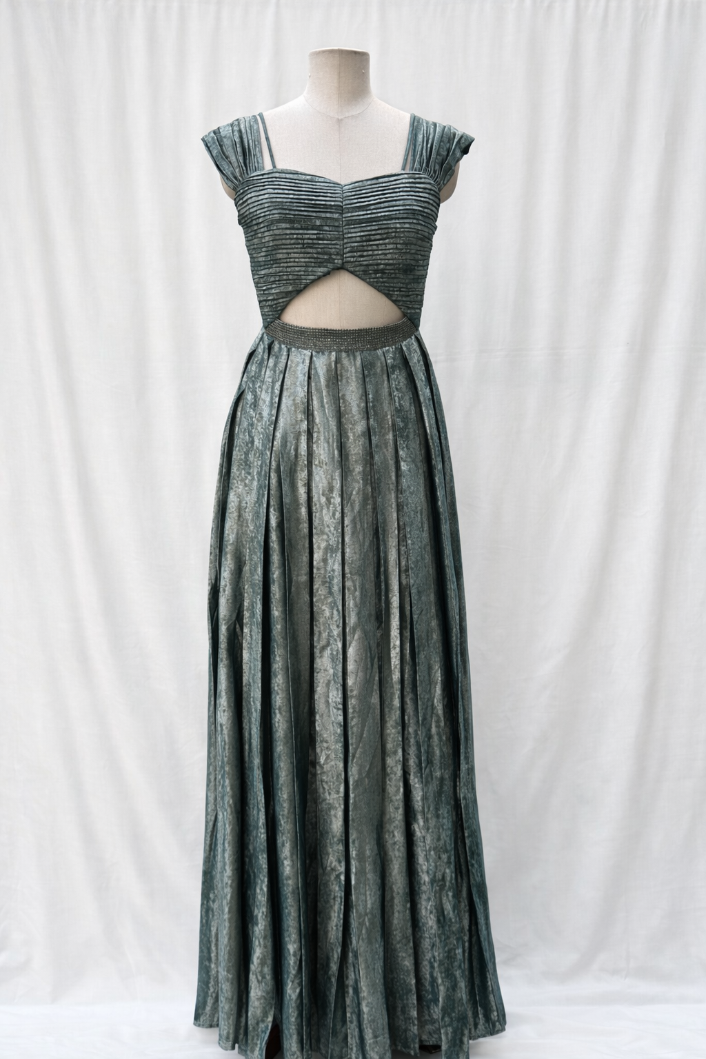 Cutout shimmer gown in green