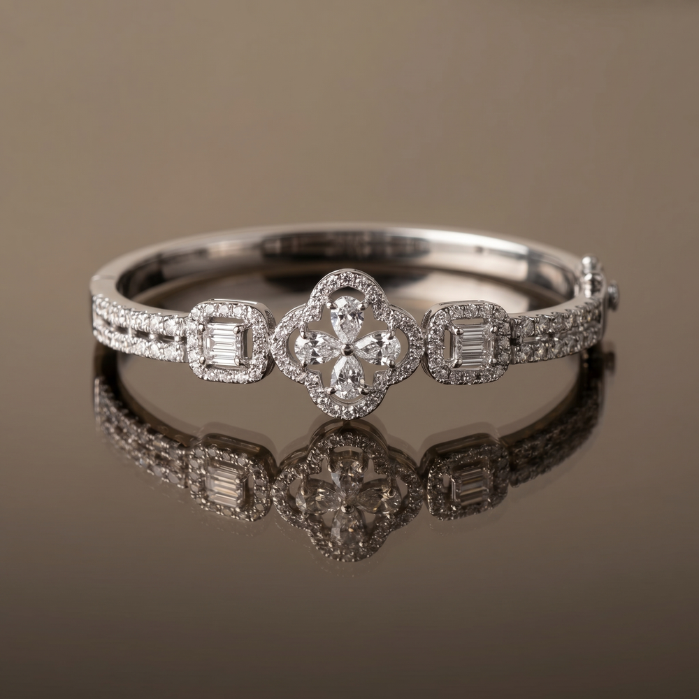 Manya diamond clover bracelet – detail view by Ozel