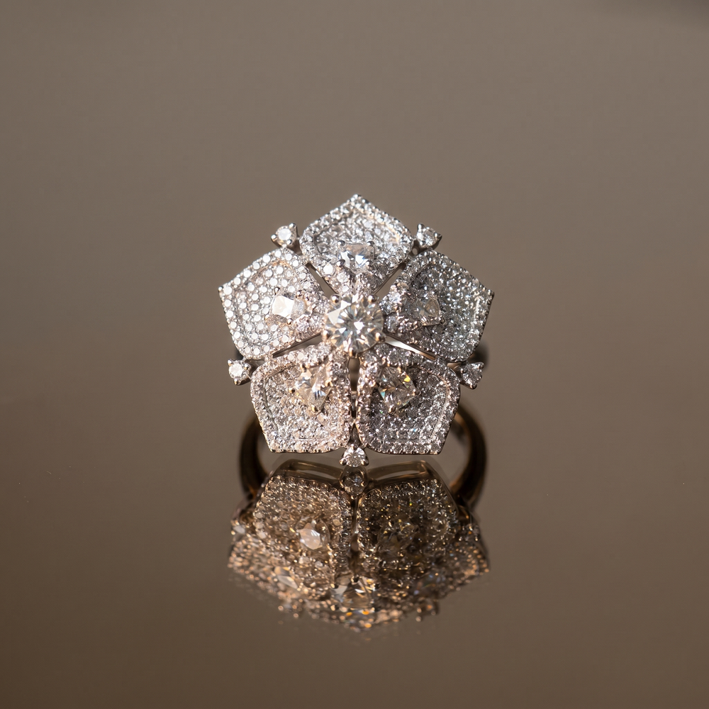 Pravya diamond blossom ring – detail view by Ozel