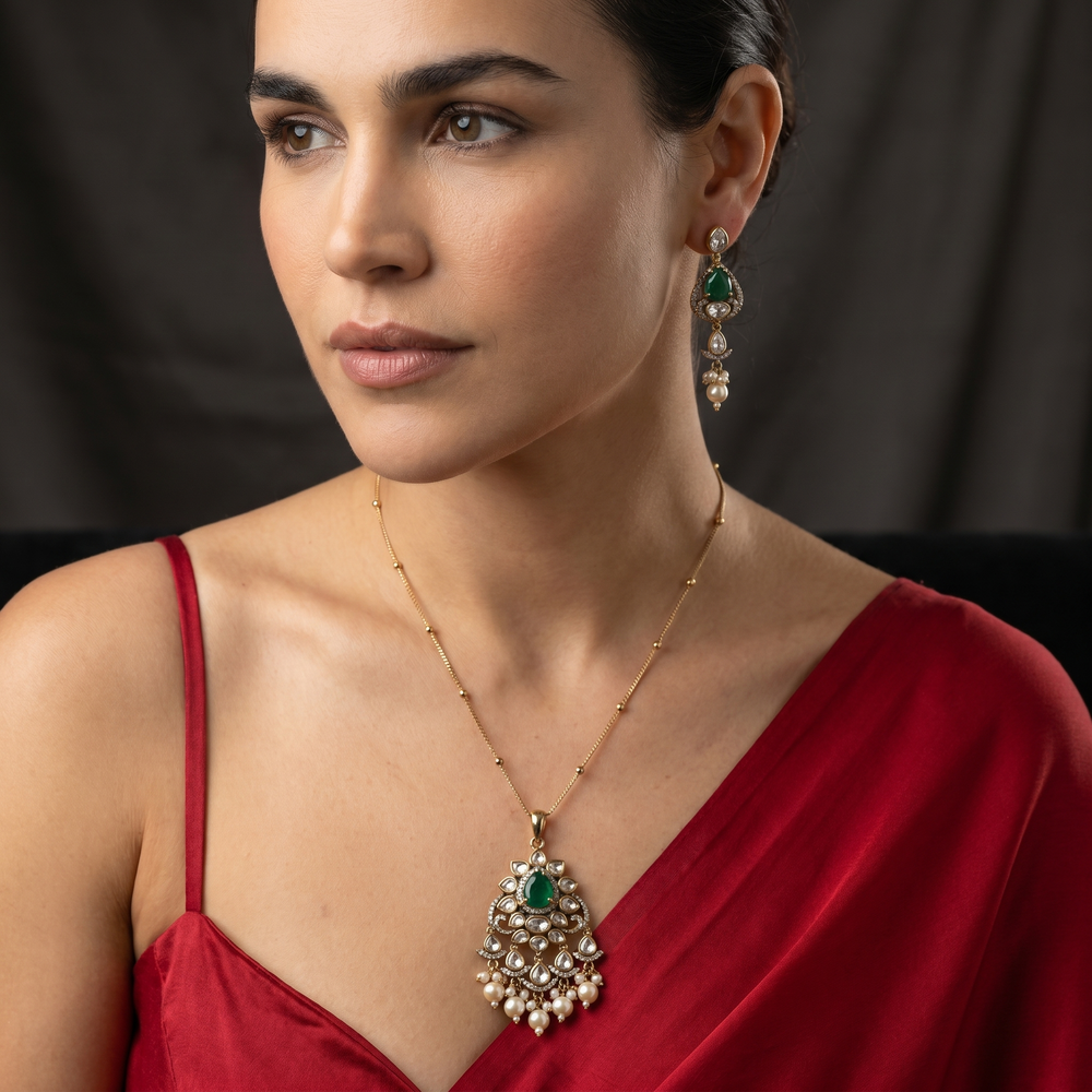 Vaidehrika emerald and kundan pendant set with pearl droplets — Ozel