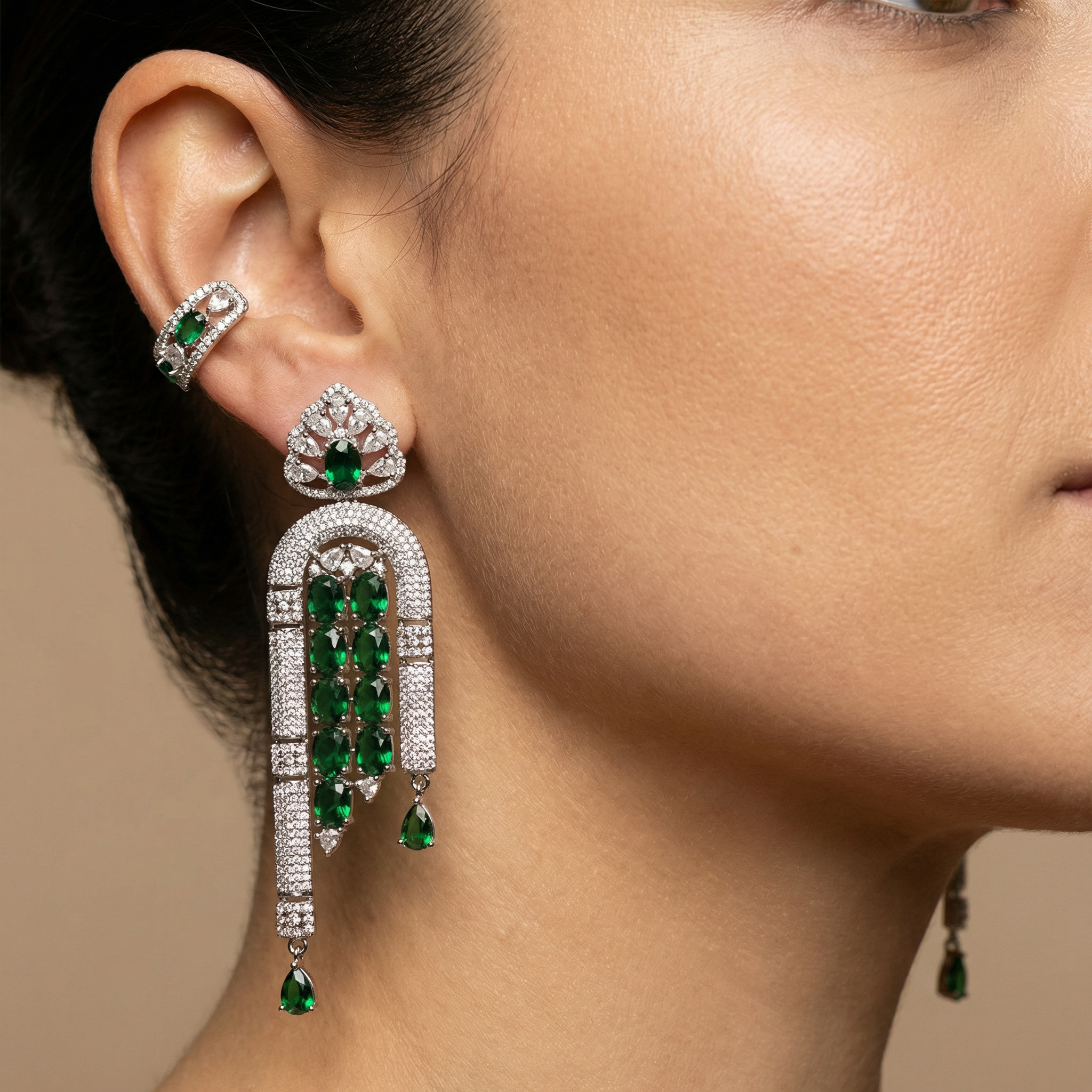 Waterfall emerald earrings – detail view by Ozel