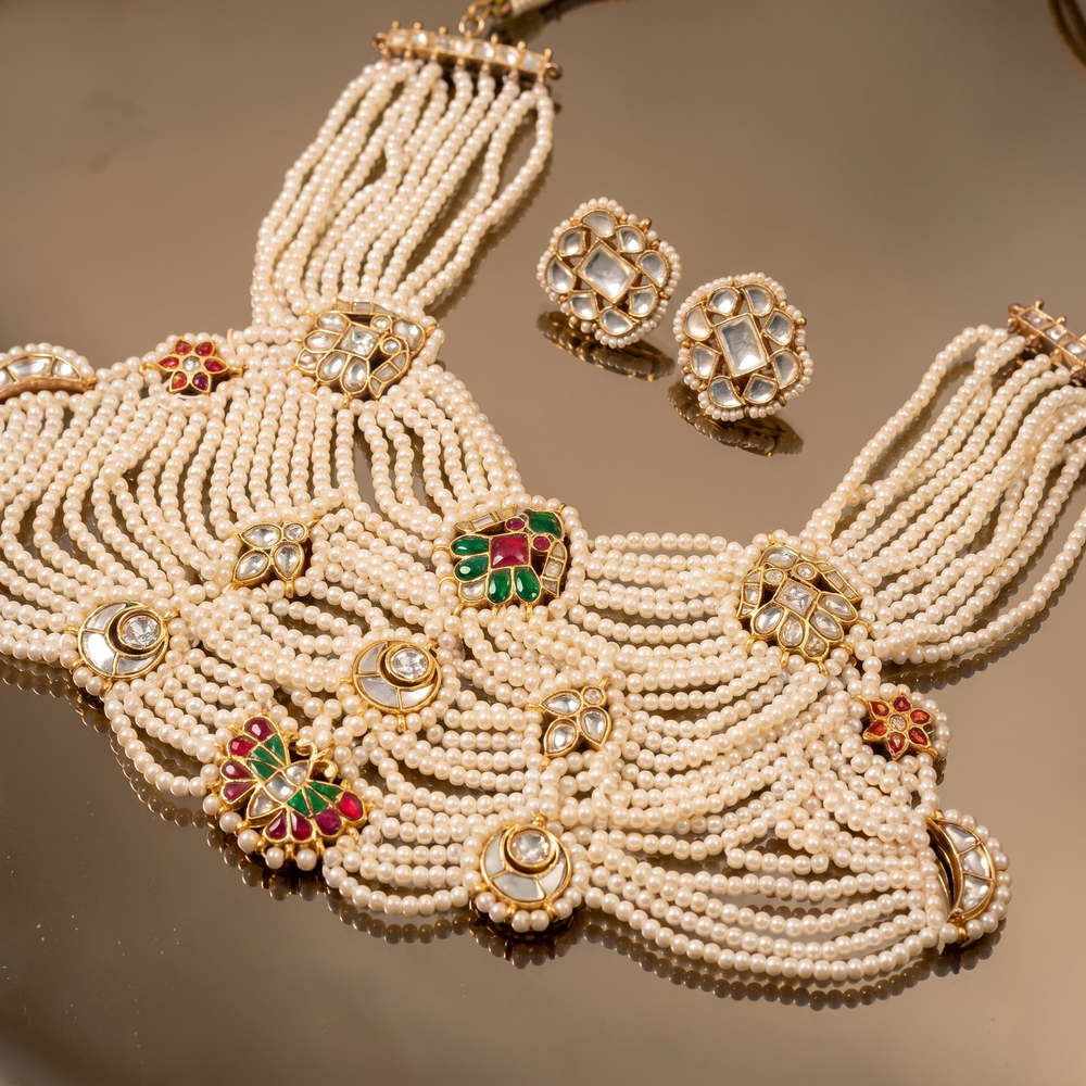 Kavya pearl collar necklace – detail view by Ozel