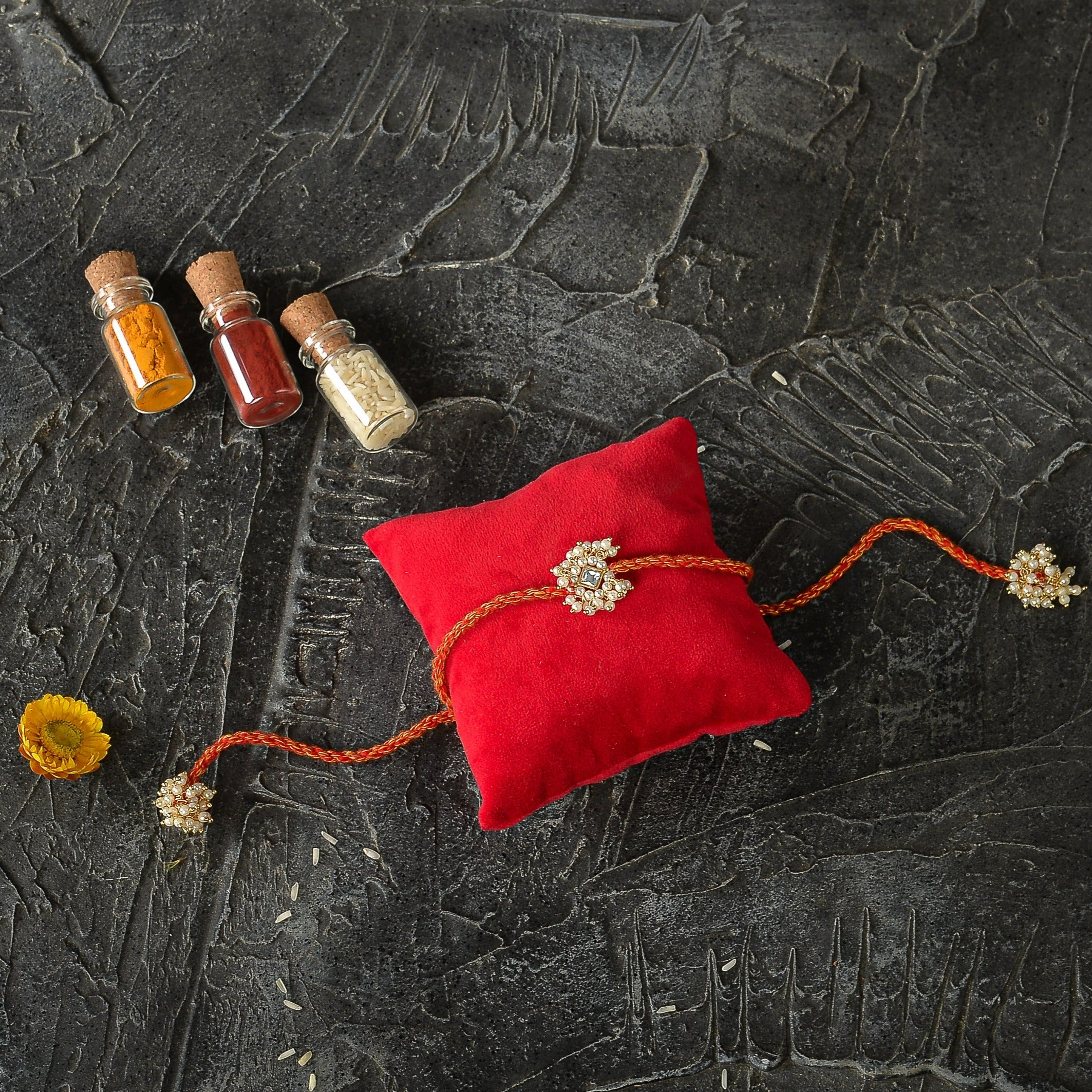 Manu Kundan Gold Plated Rakhi Lumba - Ozel